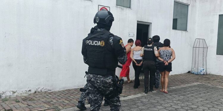 Policía libera a seis personas secuestradas en Mocache; una víctima fue asesinada en “ruleta rusa”