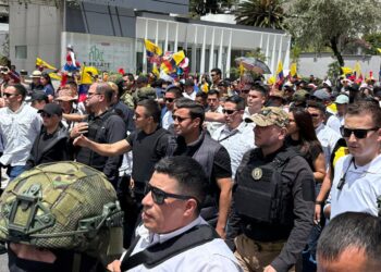 Presidente Noboa lidera movilización hacia la Corte Constitucional