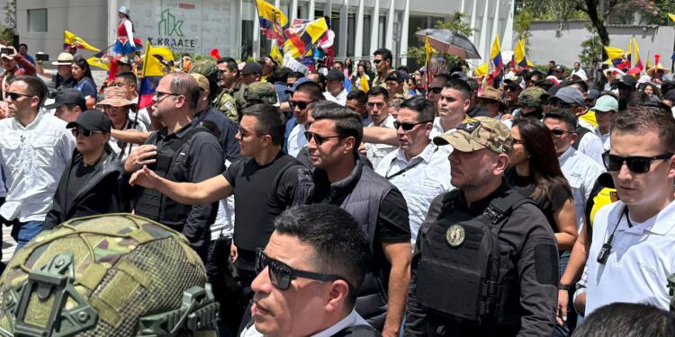 Presidente Noboa lidera movilización hacia la Corte Constitucional