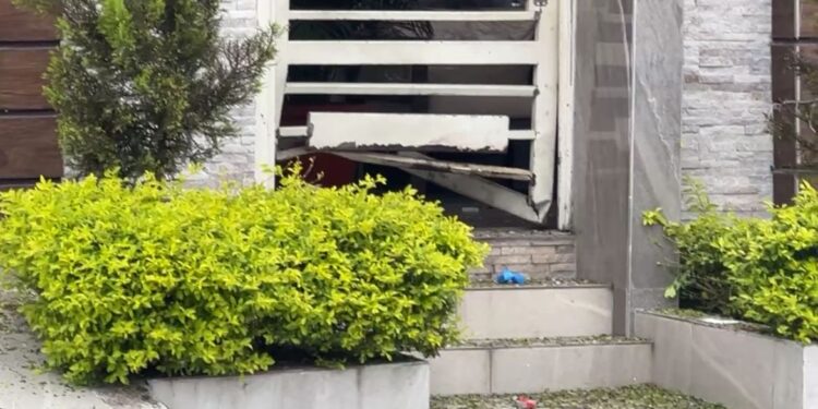 Ataque explosivo contra una casa a plena luz del día