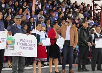 Gobierno Nacional impulsa desarrollo en Azuay con beneficios agrícolas y viviendas subvencionadas