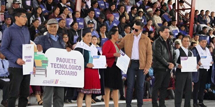 Gobierno Nacional impulsa desarrollo en Azuay con beneficios agrícolas y viviendas subvencionadas