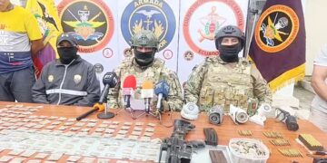 Tres detenidos y decomiso de un fusil enterrado en operativos en Puerto Bolívar