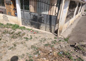 Dejaron tres tacos de dinamita en los exteriores de una casa