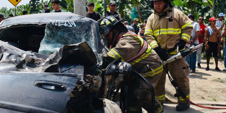 Rápida intervención del Cuerpo de Bomberos de Machala en accidente de tránsito