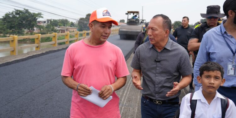 Prefectura de El Oro coloca nuevo asfalto en el puente de La Iberia