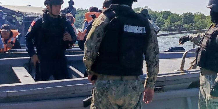 Armada del ecuador enfrenta a presuntos integrantes de un grupo delictivo