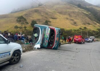 Cuatro muertos en volcamiento de bus