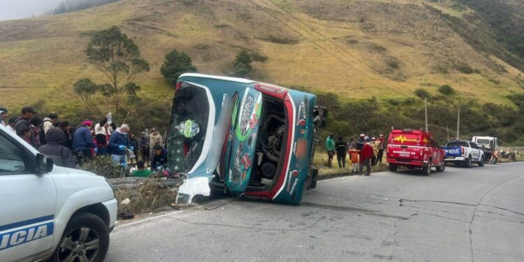 Cuatro muertos en volcamiento de bus