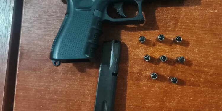 Unas fotografías permitieron que un sujeto sea detenido por tenencia de arma de fuego