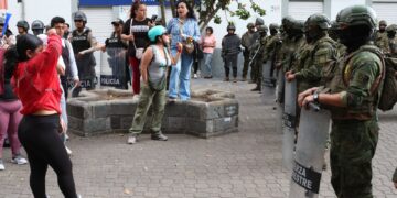 Gobierno señala que 13 militares aún siguen retenidos