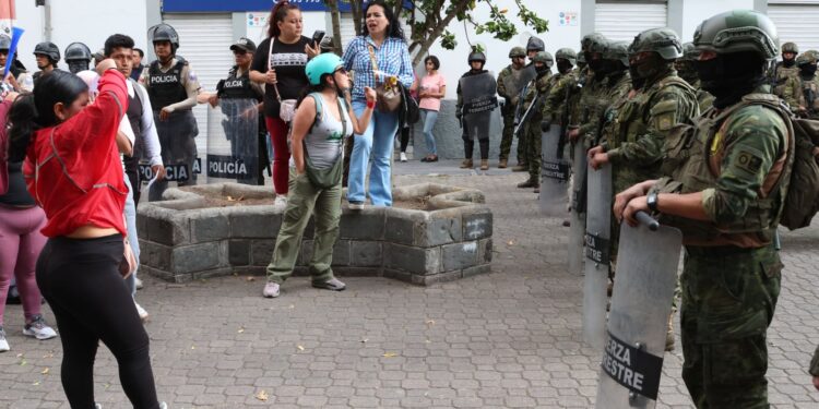 Gobierno señala que 13 militares aún siguen retenidos