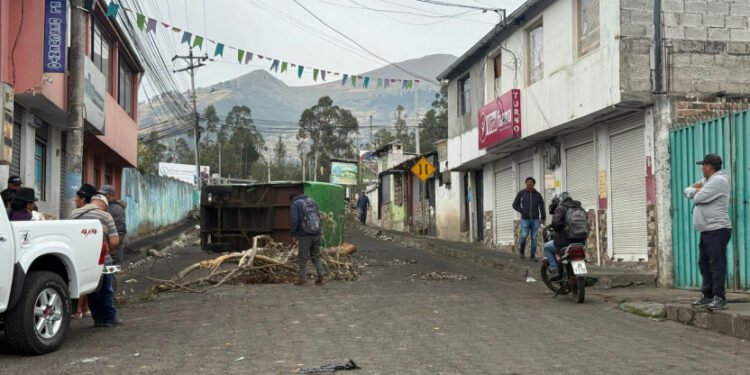 Dos policías fueron retenidos por manifestantes