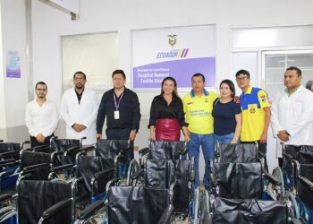 Goldmins fortalece la atención en el Hospital Teófilo Dávila con donación de 20 sillas de ruedas