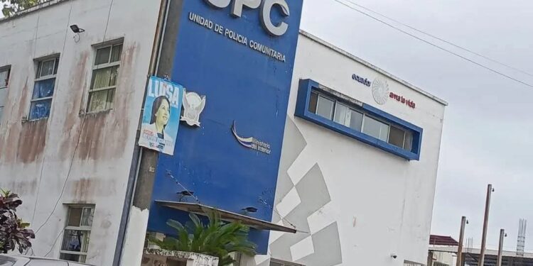 Asaltan UPC: Delincuentes roban arma de fuego a Policía
