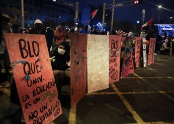 El Gobierno interino de Perú prepara un estado de emergencia en Lima ante la crisis de violencia