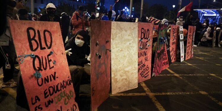 El Gobierno interino de Perú prepara un estado de emergencia en Lima ante la crisis de violencia