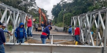 Para el jueves ya terminan los trabajos de colocación del puente Bailey sobre el río Mollopongo