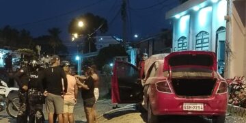 Delincuentes incendiaron un carro