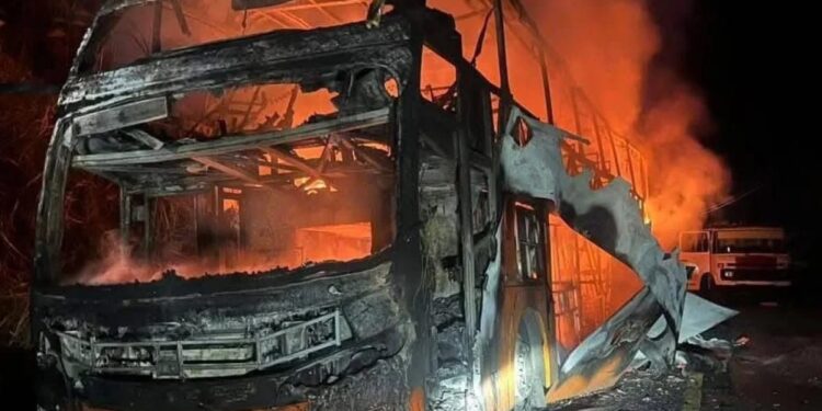 Bus de Trans Esmeraldas se incendió en medio del viaje