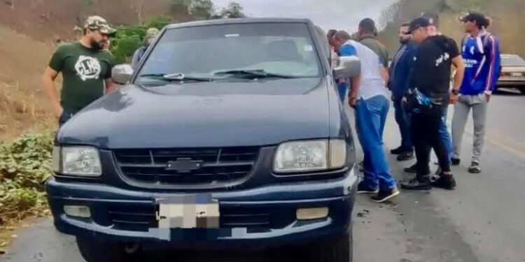 Dos hombres fueron asesinados cuando se movilizaban en un carro