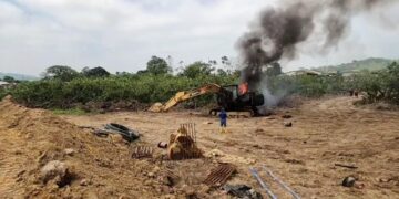 Fuerzas Armadas atacó con material bélico una mina ilegal