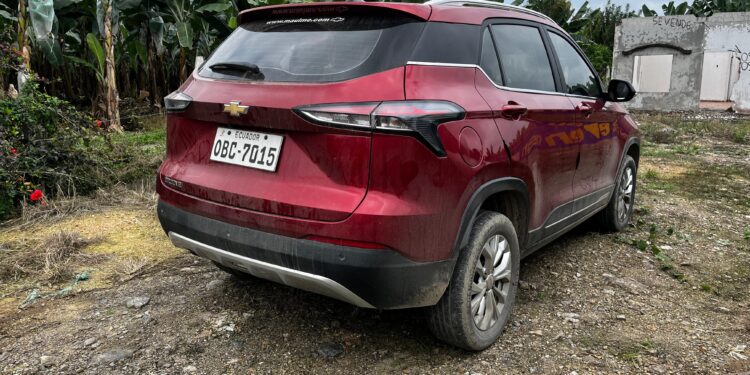 Hallan vehículo abandonado en zona baldía