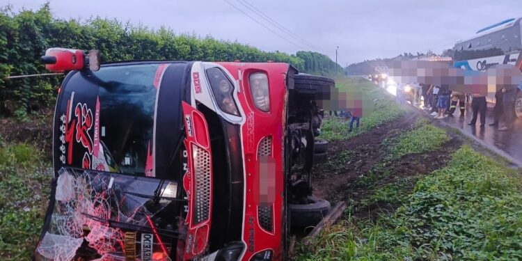 Ascienden a 22 los muertos por el accidente de bus en Guaranda