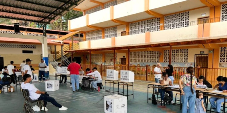 Un total de 1.590 cédulas se emitieron el sábado y el domingo