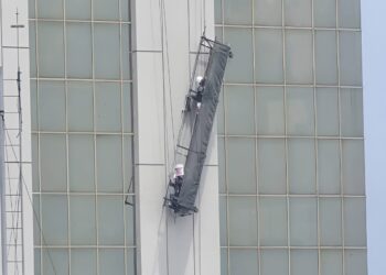Trabajadores rescatados con vida en edificio La Previsora de Guayaquil