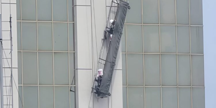 Trabajadores rescatados con vida en edificio La Previsora de Guayaquil