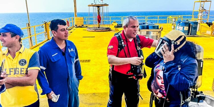 Bomberos de Machala fortalecen sus capacidades en uso y manejo de sistemas hídricos