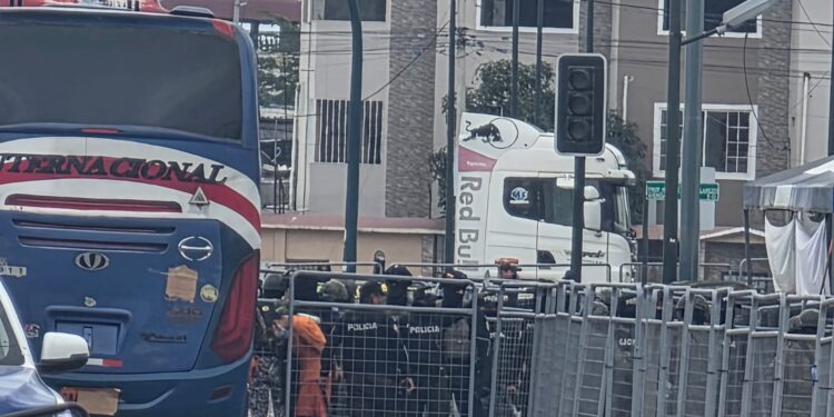 Traslado masivo de PPL desde la Cárcel de Machala hacia el Centro Penitenciario de Turi