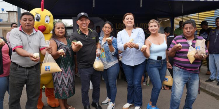 Prefecto de El Oro Clemente Bravo inicia entrega de pollos en Machala