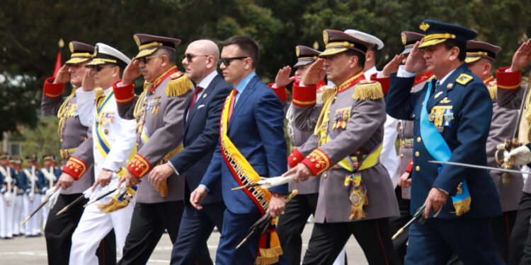 Reapareció Noboa al posesionar a nueva cúpula militar