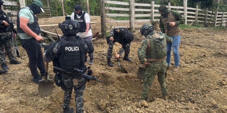 Policía halla segunda caleta en la misma finca y encuentran casi dos toneladas de droga
