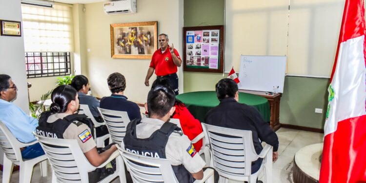 Bomberos de Machala capacitan al Consulado General del Perú en Brigadas Empresariales