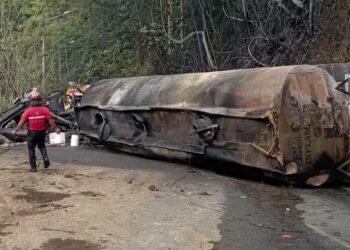 Vuelco de un tanquero con combustible dejó un fallecido y un incendio en medio de la carretera