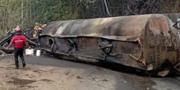 Vuelco de un tanquero con combustible dejó un fallecido y un incendio en medio de la carretera