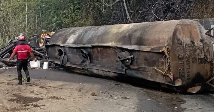 Vuelco de un tanquero con combustible dejó un fallecido y un incendio en medio de la carretera