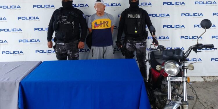 Detenido cuando habría estado conduciendo una moto robada