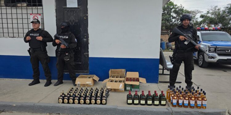 Policía decomisa más de 100 botellas de whisky de contrabando
