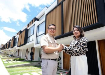 Gobierno de Daniel Noboa recibe calificación internacional máxima por su plan de vivienda asequible y resiliente.
