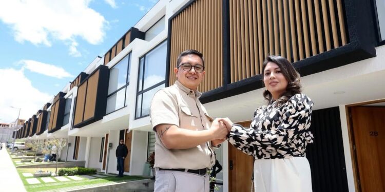 Gobierno de Daniel Noboa recibe calificación internacional máxima por su plan de vivienda asequible y resiliente.