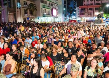 Machala encendió la Navidad en familia: miles de ciudadanos se congregaron en el Paseo La Merced y el Parque Juan Montalvo