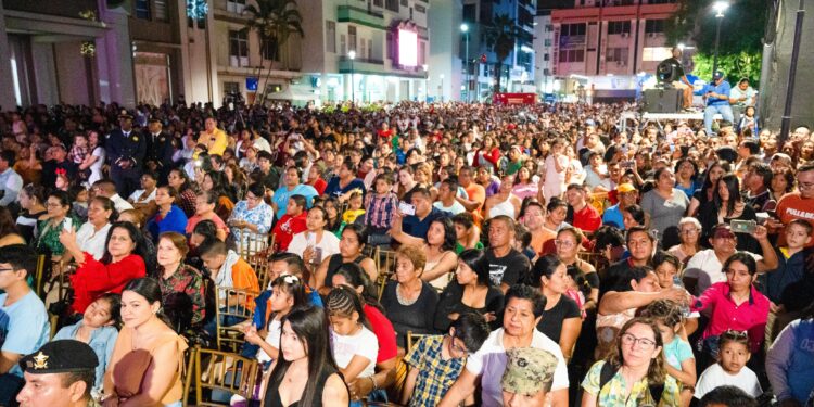 Machala encendió la Navidad en familia: miles de ciudadanos se congregaron en el Paseo La Merced y el Parque Juan Montalvo