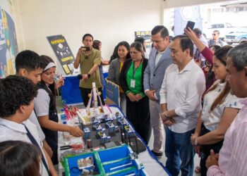 Jóvenes de El Oro demuestran su talento y emprendimiento en Feria de Proyectos