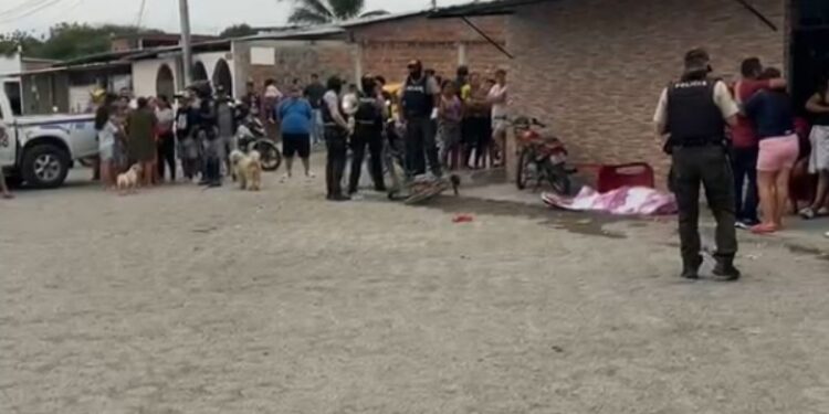 Lo asesinaron frente a la iglesia en Manta