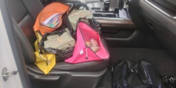 Dos aprehendidos con 155.000 dólares sin justificar