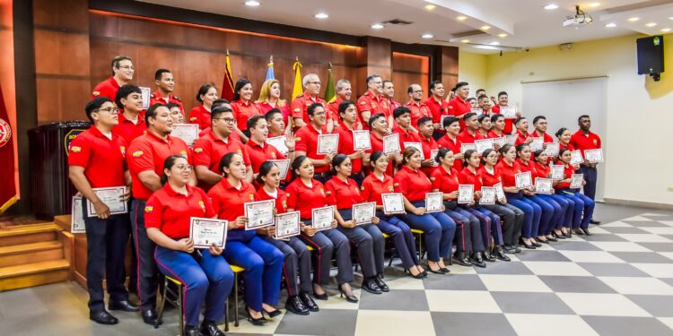 Día Internacional de los Voluntarios y Graduación de Bomberos Voluntarios en Machala